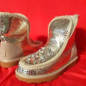 Gold metallic fur lined boots with crystals 8